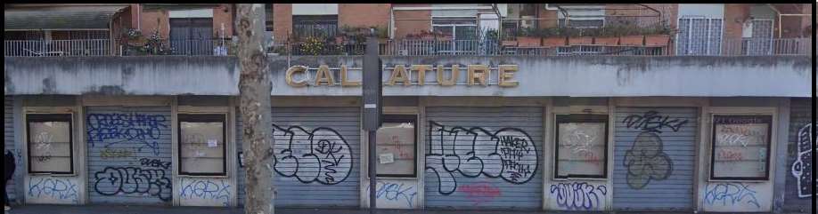 Locale commerciale con vetrine su via della Magliana. La distribuzione interna degli spazi è buona, l'appetibilità è elevata, considerando la posizione lungo la strada ad elevata vocazione commerciale, e la dotazione impiantistica e il livello finiture si considerano normali. Nel negozio ci sono ancora materiali, arredi e suppellettili dovute all'esercizio delle precedenti attività. Non sono state fornite certificazioni inerenti gli impianti, pertanto si presume la conformità degli stessi. Identificativi Catastali [N.C.E.U.] Unità Commerciale cat. C/1 foglio 807 part. 133 sub 502. Sup. mq catastali 425