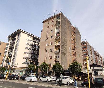 Unità immobiliare di civile abitazione posta al piano terzo, composta da 3 vani catastali con un solo affaccio su un lato dell’edificio. Internamente l'appartamento è composto da una stanza con cucinino, stanza, bagno, ingresso, balcone. Cantina piano S1. Identificativi Catastali [N.C.E.U.] Unità Residenziale cat. A/3 foglio 602 part. 797 sub 18. Sup. mq catastali 50