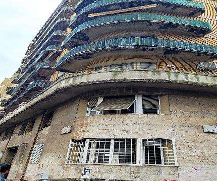 Al piano secondo, ingresso, un piccolo vano con finestra, tre camere, cucina, un bagno ed un ripostiglio + balcone. Lo stato manutentivo ordinario. Pavimentazione interna in marmette ad esclusione di una camera dove si rileva moquette. Le porte interne, così come gli infissi, risultano in legno tamburato. Porta di ingresso in legno. Unità immobiliare ad uso cantina posta al piano interrato e distinta con l'interno 6 adiacente al locale contatori. Unico ambiente di forma regolare con altezza interna di 3,00 ml, è presente una piccola finestra.. Identificativi Catastali [N.C.E.U.]: unità Residenziale cat. A/2 foglio 534 part. 24 sub 8; unità Secondaria cat. C/2 foglio 534 part. 24 sub 502. Sup. mq catastali 105 + mq catastali 5.