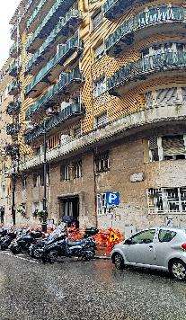 Al piano secondo, ingresso, un piccolo vano con finestra, tre camere, cucina, un bagno ed un ripostiglio + balcone. Lo stato manutentivo ordinario. Pavimentazione interna in marmette ad esclusione di una camera dove si rileva moquette. Le porte interne, così come gli infissi, risultano in legno tamburato. Porta di ingresso in legno. Unità immobiliare ad uso cantina posta al piano interrato e distinta con l'interno 6 adiacente al locale contatori. Unico ambiente di forma regolare con altezza interna di 3,00 ml, è presente una piccola finestra.. Identificativi Catastali [N.C.E.U.]: unità Residenziale cat. A/2 foglio 534 part. 24 sub 8; unità Secondaria cat. C/2 foglio 534 part. 24 sub 502. Sup. mq catastali 105 + mq catastali 5.