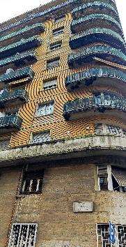 Al piano secondo, ingresso, un piccolo vano con finestra, tre camere, cucina, un bagno ed un ripostiglio + balcone. Lo stato manutentivo ordinario. Pavimentazione interna in marmette ad esclusione di una camera dove si rileva moquette. Le porte interne, così come gli infissi, risultano in legno tamburato. Porta di ingresso in legno. Unità immobiliare ad uso cantina posta al piano interrato e distinta con l'interno 6 adiacente al locale contatori. Unico ambiente di forma regolare con altezza interna di 3,00 ml, è presente una piccola finestra.. Identificativi Catastali [N.C.E.U.]: unità Residenziale cat. A/2 foglio 534 part. 24 sub 8; unità Secondaria cat. C/2 foglio 534 part. 24 sub 502. Sup. mq catastali 105 + mq catastali 5.
