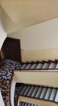 Al piano secondo, ingresso, un piccolo vano con finestra, tre camere, cucina, un bagno ed un ripostiglio + balcone. Lo stato manutentivo ordinario. Pavimentazione interna in marmette ad esclusione di una camera dove si rileva moquette. Le porte interne, così come gli infissi, risultano in legno tamburato. Porta di ingresso in legno. Unità immobiliare ad uso cantina posta al piano interrato e distinta con l'interno 6 adiacente al locale contatori. Unico ambiente di forma regolare con altezza interna di 3,00 ml, è presente una piccola finestra.. Identificativi Catastali [N.C.E.U.]: unità Residenziale cat. A/2 foglio 534 part. 24 sub 8; unità Secondaria cat. C/2 foglio 534 part. 24 sub 502. Sup. mq catastali 105 + mq catastali 5.