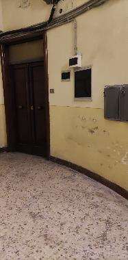 Al piano secondo, ingresso, un piccolo vano con finestra, tre camere, cucina, un bagno ed un ripostiglio + balcone. Lo stato manutentivo ordinario. Pavimentazione interna in marmette ad esclusione di una camera dove si rileva moquette. Le porte interne, così come gli infissi, risultano in legno tamburato. Porta di ingresso in legno. Unità immobiliare ad uso cantina posta al piano interrato e distinta con l'interno 6 adiacente al locale contatori. Unico ambiente di forma regolare con altezza interna di 3,00 ml, è presente una piccola finestra.. Identificativi Catastali [N.C.E.U.]: unità Residenziale cat. A/2 foglio 534 part. 24 sub 8; unità Secondaria cat. C/2 foglio 534 part. 24 sub 502. Sup. mq catastali 105 + mq catastali 5.