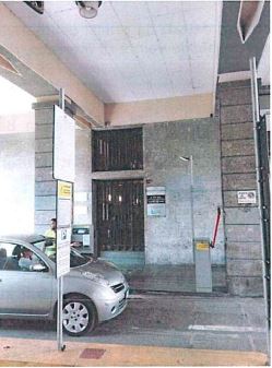 Appartamento con finestre e porte finestre in legno, tapparelle avvolgibili in pvc e/o veneziane in legno. Pavimenti in gres per il balcone, in parquet, marmo botticino e ceramica nei servizi. Riscaldamento condominiale. Cantina al piano S2 int. 5 + Box auto piano S1 int. 14. Identificativi Catastali [N.C.E.U.] Unità Residenziale cat. A/2 foglio 50 part. 2169 sub 25, Unità Secondaria cat. C/6 foglio 50 part. 3439 sub 10. Sup. mq catastali 106, mq catastali 15.