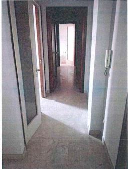 Appartamento con finestre e porte finestre in legno, tapparelle avvolgibili in pvc e/o veneziane in legno. Pavimenti in gres per il balcone, in parquet, marmo botticino e ceramica nei servizi. Riscaldamento condominiale. Cantina al piano S2 int. 5 + Box auto piano S1 int. 14. Identificativi Catastali [N.C.E.U.] Unità Residenziale cat. A/2 foglio 50 part. 2169 sub 25, Unità Secondaria cat. C/6 foglio 50 part. 3439 sub 10. Sup. mq catastali 106, mq catastali 15.