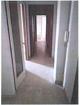 Appartamento con finestre e porte finestre in legno, tapparelle avvolgibili in pvc e/o veneziane in legno. Pavimenti in gres per il balcone, in parquet, marmo botticino e ceramica nei servizi. Riscaldamento condominiale. Cantina al piano S2 int. 5 + Box auto piano S1 int. 14. Identificativi Catastali [N.C.E.U.] Unità Residenziale cat. A/2 foglio 50 part. 2169 sub 25, Unità Secondaria cat. C/6 foglio 50 part. 3439 sub 10. Sup. mq catastali 106, mq catastali 15.