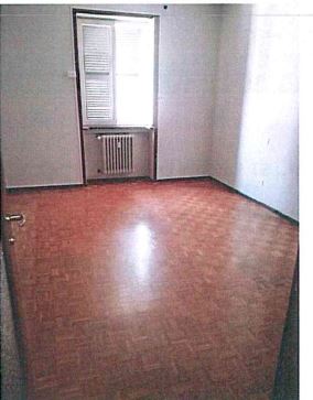 Appartamento con finestre e porte finestre in legno, tapparelle avvolgibili in pvc e/o veneziane in legno. Pavimenti in gres per il balcone, in parquet, marmo botticino e ceramica nei servizi. Riscaldamento condominiale. Cantina al piano S2 int. 5 + Box auto piano S1 int. 14. Identificativi Catastali [N.C.E.U.] Unità Residenziale cat. A/2 foglio 50 part. 2169 sub 25, Unità Secondaria cat. C/6 foglio 50 part. 3439 sub 10. Sup. mq catastali 106, mq catastali 15.