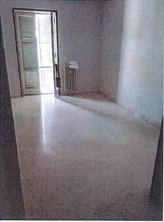 Appartamento con finestre e porte finestre in legno, tapparelle avvolgibili in pvc e/o veneziane in legno. Pavimenti in gres per il balcone, in parquet, marmo botticino e ceramica nei servizi. Riscaldamento condominiale. Cantina al piano S2 int. 5 + Box auto piano S1 int. 14. Identificativi Catastali [N.C.E.U.] Unità Residenziale cat. A/2 foglio 50 part. 2169 sub 25, Unità Secondaria cat. C/6 foglio 50 part. 3439 sub 10. Sup. mq catastali 106, mq catastali 15.