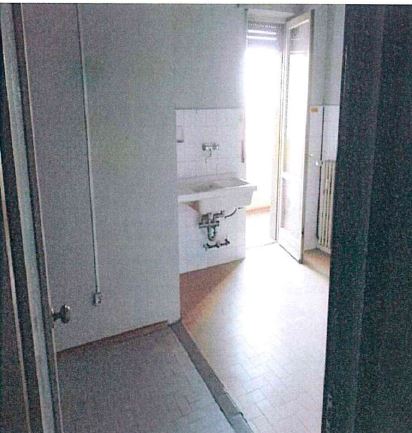 Appartamento con finestre e porte finestre in legno, tapparelle avvolgibili in pvc e/o veneziane in legno. Pavimenti in gres per il balcone, in parquet, marmo botticino e ceramica nei servizi. Riscaldamento condominiale. Cantina al piano S2 int. 5 + Box auto piano S1 int. 14. Identificativi Catastali [N.C.E.U.] Unità Residenziale cat. A/2 foglio 50 part. 2169 sub 25, Unità Secondaria cat. C/6 foglio 50 part. 3439 sub 10. Sup. mq catastali 106, mq catastali 15.
