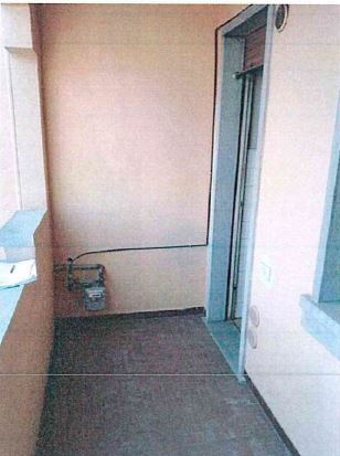 Appartamento con finestre e porte finestre in legno, tapparelle avvolgibili in pvc e/o veneziane in legno. Pavimenti in gres per il balcone, in parquet, marmo botticino e ceramica nei servizi. Riscaldamento condominiale. Cantina al piano S2 int. 5 + Box auto piano S1 int. 14. Identificativi Catastali [N.C.E.U.] Unità Residenziale cat. A/2 foglio 50 part. 2169 sub 25, Unità Secondaria cat. C/6 foglio 50 part. 3439 sub 10. Sup. mq catastali 106, mq catastali 15.
