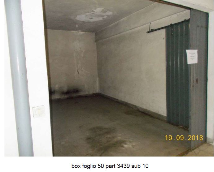 Appartamento con finestre e porte finestre in legno, tapparelle avvolgibili in pvc e/o veneziane in legno. Pavimenti in gres per il balcone, in parquet, marmo botticino e ceramica nei servizi. Riscaldamento condominiale. Cantina al piano S2 int. 5 + Box auto piano S1 int. 14. Identificativi Catastali [N.C.E.U.] Unità Residenziale cat. A/2 foglio 50 part. 2169 sub 25, Unità Secondaria cat. C/6 foglio 50 part. 3439 sub 10. Sup. mq catastali 106, mq catastali 15.