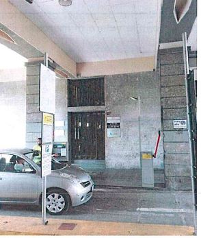 Appartamento con finestre e porte finestre in legno, tapparelle avvolgibili in pvc e/o veneziane in legno. Pavimenti in gres per il balcone, in parquet, marmo botticino e ceramica nei servizi. Riscaldamento condominiale. Cantina al piano S2 int. 5. Identificativi Catastali [N.C.E.U.] Unità Residenziale cat. A/2 foglio 50 part. 2169 sub 24. Sup. mq ragguagliati 102.
