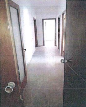 Appartamento con finestre e porte finestre in legno, tapparelle avvolgibili in pvc e/o veneziane in legno. Pavimenti in gres per il balcone, in parquet, marmo botticino e ceramica nei servizi. Riscaldamento condominiale. Cantina al piano S2 int. 5. Identificativi Catastali [N.C.E.U.] Unità Residenziale cat. A/2 foglio 50 part. 2169 sub 24. Sup. mq ragguagliati 102.