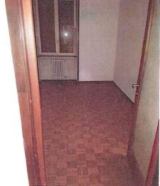 Appartamento con finestre e porte finestre in legno, tapparelle avvolgibili in pvc e/o veneziane in legno. Pavimenti in gres per il balcone, in parquet, marmo botticino e ceramica nei servizi. Riscaldamento condominiale. Cantina al piano S2 int. 5. Identificativi Catastali [N.C.E.U.] Unità Residenziale cat. A/2 foglio 50 part. 2169 sub 24. Sup. mq ragguagliati 102.