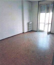 Appartamento con finestre e porte finestre in legno, tapparelle avvolgibili in pvc e/o veneziane in legno. Pavimenti in gres per il balcone, in parquet, marmo botticino e ceramica nei servizi. Riscaldamento condominiale. Cantina al piano S2 int. 5. Identificativi Catastali [N.C.E.U.] Unità Residenziale cat. A/2 foglio 50 part. 2169 sub 24. Sup. mq ragguagliati 102.