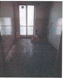 Appartamento con finestre e porte finestre in legno, tapparelle avvolgibili in pvc e/o veneziane in legno. Pavimenti in gres per il balcone, in parquet, marmo botticino e ceramica nei servizi. Riscaldamento condominiale. Cantina al piano S2 int. 5. Identificativi Catastali [N.C.E.U.] Unità Residenziale cat. A/2 foglio 50 part. 2169 sub 24. Sup. mq ragguagliati 102.