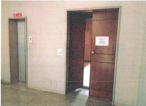 Appartamento con finestre e porte finestre in legno, tapparelle avvolgibili in pvc e/o veneziane in legno. Pavimenti in gres per il balcone, in parquet, marmo botticino e ceramica nei servizi. Riscaldamento condominiale. Soffitta piano sottotetto int. 8 + Box auto piano S2 int. 3 ed.2. Identificativi Catastali [N.C.E.U.] Unità Residenziale cat. A/2 foglio 50 part. 3423 sub 51, Unità secondaria cat. C/6 foglio 50 part. 3423 sub 112. Sup. mq catastali 166, mq catastali 17.