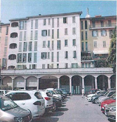 Appartamento con finestre e porte finestre in legno, tapparelle avvolgibili in pvc e/o veneziane in legno. Pavimenti in gres per il balcone, in parquet, marmo botticino e ceramica nei servizi. Riscaldamento condominiale. Soffitta piano sottotetto int. 8 + Box auto piano S2 int. 3 ed.2. Identificativi Catastali [N.C.E.U.] Unità Residenziale cat. A/2 foglio 50 part. 3423 sub 51, Unità secondaria cat. C/6 foglio 50 part. 3423 sub 112. Sup. mq catastali 166, mq catastali 17.
