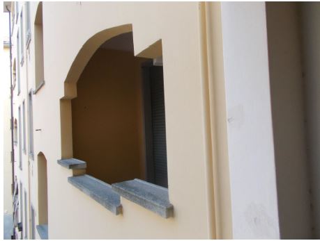 Appartamento con finestre e porte finestre in legno, tapparelle avvolgibili in pvc e/o veneziane in legno. Pavimenti in gres per il balcone, in parquet, marmo botticino e ceramica nei servizi. Riscaldamento condominiale. Soffitta piano sottotetto int. 8 + Box auto piano S2 int. 3 ed.2. Identificativi Catastali [N.C.E.U.] Unità Residenziale cat. A/2 foglio 50 part. 3423 sub 51, Unità secondaria cat. C/6 foglio 50 part. 3423 sub 112. Sup. mq catastali 166, mq catastali 17.