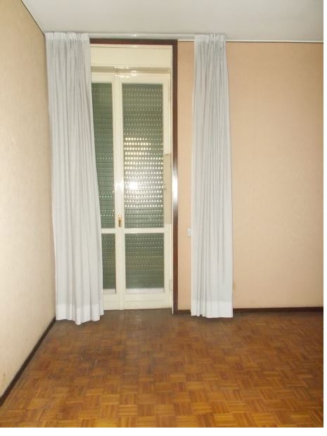 Appartamento con finestre e porte finestre in legno, tapparelle avvolgibili in pvc e/o veneziane in legno. Pavimenti in gres per il balcone, in parquet, marmo botticino e ceramica nei servizi. Riscaldamento condominiale. Soffitta piano sottotetto int. 8 + Box auto piano S2 int. 3 ed.2. Identificativi Catastali [N.C.E.U.] Unità Residenziale cat. A/2 foglio 50 part. 3423 sub 51, Unità secondaria cat. C/6 foglio 50 part. 3423 sub 112. Sup. mq catastali 166, mq catastali 17.