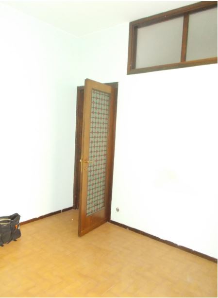 Appartamento con finestre e porte finestre in legno, tapparelle avvolgibili in pvc e/o veneziane in legno. Pavimenti in gres per il balcone, in parquet, marmo botticino e ceramica nei servizi. Riscaldamento condominiale. Soffitta piano sottotetto int. 8 + Box auto piano S2 int. 3 ed.2. Identificativi Catastali [N.C.E.U.] Unità Residenziale cat. A/2 foglio 50 part. 3423 sub 51, Unità secondaria cat. C/6 foglio 50 part. 3423 sub 112. Sup. mq catastali 166, mq catastali 17.