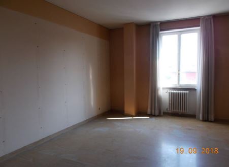 Appartamento con finestre e porte finestre in legno, tapparelle avvolgibili in pvc e/o veneziane in legno. Pavimenti in gres per il balcone, in parquet, marmo botticino e ceramica nei servizi. Riscaldamento condominiale. Soffitta piano sottotetto int. 8 + Box auto piano S2 int. 3 ed.2. Identificativi Catastali [N.C.E.U.] Unità Residenziale cat. A/2 foglio 50 part. 3423 sub 51, Unità secondaria cat. C/6 foglio 50 part. 3423 sub 112. Sup. mq catastali 166, mq catastali 17.