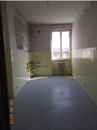 Appartamento con finestre e porte finestre in legno, tapparelle avvolgibili in pvc e/o veneziane in legno. Pavimenti in gres per il balcone, in parquet, marmo botticino e ceramica nei servizi. Riscaldamento condominiale. Soffitta piano sottotetto int. 8 + Box auto piano S2 int. 3 ed.2. Identificativi Catastali [N.C.E.U.] Unità Residenziale cat. A/2 foglio 50 part. 3423 sub 51, Unità secondaria cat. C/6 foglio 50 part. 3423 sub 112. Sup. mq catastali 166, mq catastali 17.