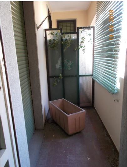 Appartamento con finestre e porte finestre in legno, tapparelle avvolgibili in pvc e/o veneziane in legno. Pavimenti in gres per il balcone, in parquet, marmo botticino e ceramica nei servizi. Riscaldamento condominiale. Soffitta piano sottotetto int. 8 + Box auto piano S2 int. 3 ed.2. Identificativi Catastali [N.C.E.U.] Unità Residenziale cat. A/2 foglio 50 part. 3423 sub 51, Unità secondaria cat. C/6 foglio 50 part. 3423 sub 112. Sup. mq catastali 166, mq catastali 17.