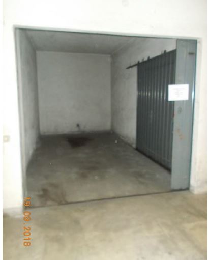 Appartamento con finestre e porte finestre in legno, tapparelle avvolgibili in pvc e/o veneziane in legno. Pavimenti in gres per il balcone, in parquet, marmo botticino e ceramica nei servizi. Riscaldamento condominiale. Soffitta piano sottotetto int. 8 + Box auto piano S2 int. 3 ed.2. Identificativi Catastali [N.C.E.U.] Unità Residenziale cat. A/2 foglio 50 part. 3423 sub 51, Unità secondaria cat. C/6 foglio 50 part. 3423 sub 112. Sup. mq catastali 166, mq catastali 17.