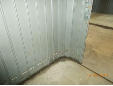 Appartamento con finestre e porte finestre in legno, tapparelle avvolgibili in pvc e/o veneziane in legno. Pavimenti in gres per il balcone, in parquet, marmo botticino e ceramica nei servizi. Riscaldamento condominiale. Soffitta piano sottotetto int. 8 + Box auto piano S2 int. 3 ed.2. Identificativi Catastali [N.C.E.U.] Unità Residenziale cat. A/2 foglio 50 part. 3423 sub 51, Unità secondaria cat. C/6 foglio 50 part. 3423 sub 112. Sup. mq catastali 166, mq catastali 17.
