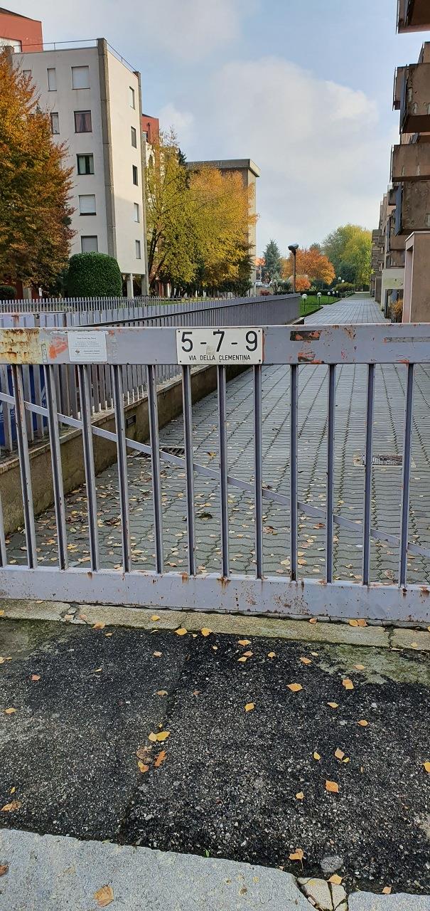 Appartamento composto da ingresso - salone, un vano, cucina abitabile, bagno, ripostiglio, balcone. Cantina piano interrato n. 71 + Box auto piano S1 int. 71. Identificativi Catastali [N.C.E.U.] Unità Residenziale cat. A/3 foglio 55 part. 9877 sub 84, Unità secondaria cat. C/6 foglio 55 part. 9877 sub 472. Sup. mq catastali 117, mq catastli 12.