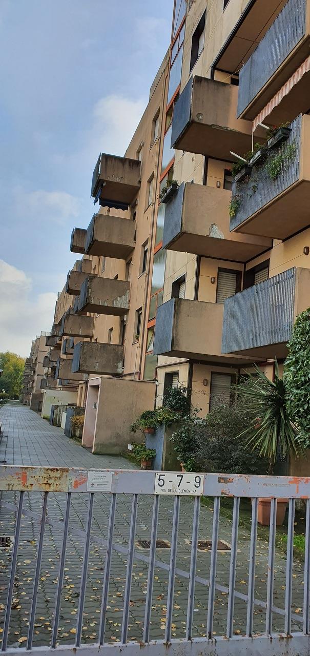 Appartamento composto da ingresso - salone, un vano, cucina abitabile, bagno, ripostiglio, balcone. Cantina piano interrato n. 71 + Box auto piano S1 int. 71. Identificativi Catastali [N.C.E.U.] Unità Residenziale cat. A/3 foglio 55 part. 9877 sub 84, Unità secondaria cat. C/6 foglio 55 part. 9877 sub 472. Sup. mq catastali 117, mq catastli 12.