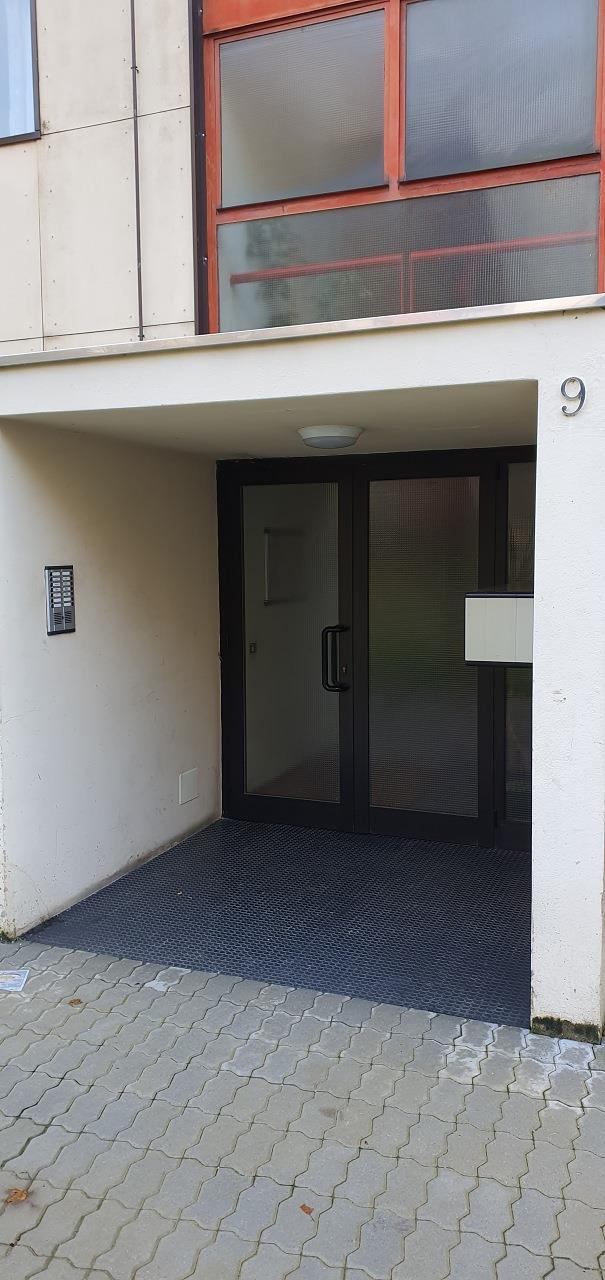 Appartamento composto da ingresso - salone, un vano, cucina abitabile, bagno, ripostiglio, balcone. Cantina piano interrato n. 71 + Box auto piano S1 int. 71. Identificativi Catastali [N.C.E.U.] Unità Residenziale cat. A/3 foglio 55 part. 9877 sub 84, Unità secondaria cat. C/6 foglio 55 part. 9877 sub 472. Sup. mq catastali 117, mq catastli 12.