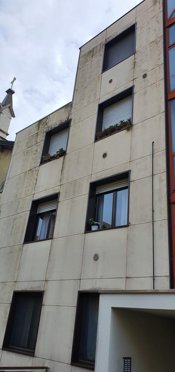 Appartamento composto da ingresso - salone, un vano, cucina abitabile, bagno, ripostiglio, balcone. Cantina piano interrato n. 71 + Box auto piano S1 int. 71. Identificativi Catastali [N.C.E.U.] Unità Residenziale cat. A/3 foglio 55 part. 9877 sub 84, Unità secondaria cat. C/6 foglio 55 part. 9877 sub 472. Sup. mq catastali 117, mq catastli 12.