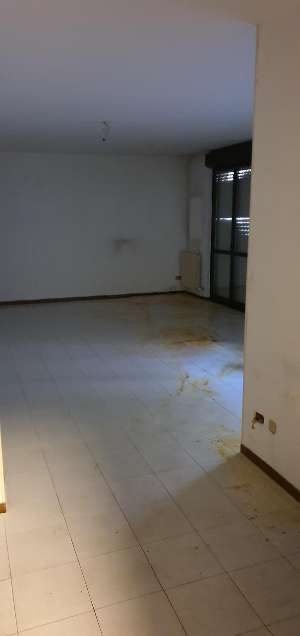 Appartamento composto da ingresso - salone, un vano, cucina abitabile, bagno, ripostiglio, balcone. Cantina piano interrato n. 71 + Box auto piano S1 int. 71. Identificativi Catastali [N.C.E.U.] Unità Residenziale cat. A/3 foglio 55 part. 9877 sub 84, Unità secondaria cat. C/6 foglio 55 part. 9877 sub 472. Sup. mq catastali 117, mq catastli 12.