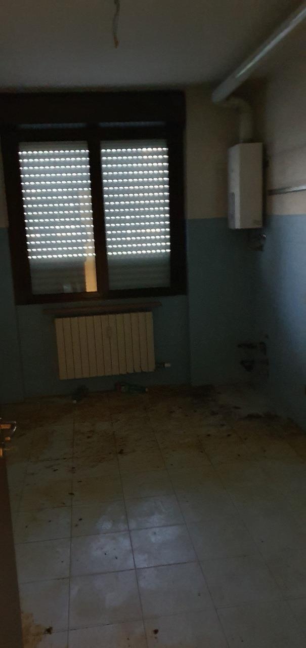 Appartamento composto da ingresso - salone, un vano, cucina abitabile, bagno, ripostiglio, balcone. Cantina piano interrato n. 71 + Box auto piano S1 int. 71. Identificativi Catastali [N.C.E.U.] Unità Residenziale cat. A/3 foglio 55 part. 9877 sub 84, Unità secondaria cat. C/6 foglio 55 part. 9877 sub 472. Sup. mq catastali 117, mq catastli 12.