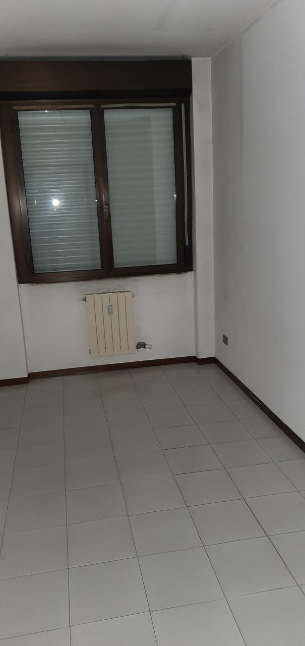 Appartamento composto da ingresso - salone, un vano, cucina abitabile, bagno, ripostiglio, balcone. Cantina piano interrato n. 71 + Box auto piano S1 int. 71. Identificativi Catastali [N.C.E.U.] Unità Residenziale cat. A/3 foglio 55 part. 9877 sub 84, Unità secondaria cat. C/6 foglio 55 part. 9877 sub 472. Sup. mq catastali 117, mq catastli 12.