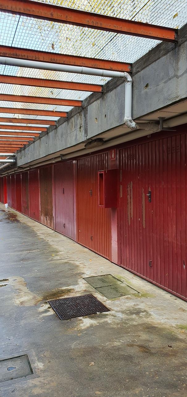 Appartamento composto da ingresso - salone, un vano, cucina abitabile, bagno, ripostiglio, balcone. Cantina piano interrato n. 71 + Box auto piano S1 int. 71. Identificativi Catastali [N.C.E.U.] Unità Residenziale cat. A/3 foglio 55 part. 9877 sub 84, Unità secondaria cat. C/6 foglio 55 part. 9877 sub 472. Sup. mq catastali 117, mq catastli 12.