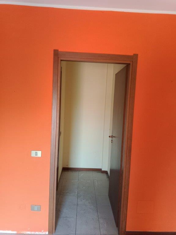 Appartamento composto da ingresso, soggiorno, cucina, camera, antibagno, bagno, balcone. Cantina n.58 piano interrato + Box auto piano S1 int. 58. Identificativi Catastali [N.C.E.U.] Unità Residenziale cat. A/3 n.58 foglio 55 part. 9877 sub 71, Unità secondaria cat. C/6 foglio 55 part. 9877 sub 483. Sup. mq catastali 56, mq catastali 12.
