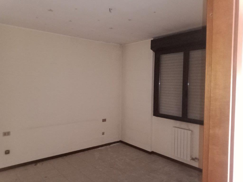 Appartamento composto da ingresso, soggiorno, cucina, camera, antibagno, bagno, balcone. Cantina n.58 piano interrato + Box auto piano S1 int. 58. Identificativi Catastali [N.C.E.U.] Unità Residenziale cat. A/3 n.58 foglio 55 part. 9877 sub 71, Unità secondaria cat. C/6 foglio 55 part. 9877 sub 483. Sup. mq catastali 56, mq catastali 12.