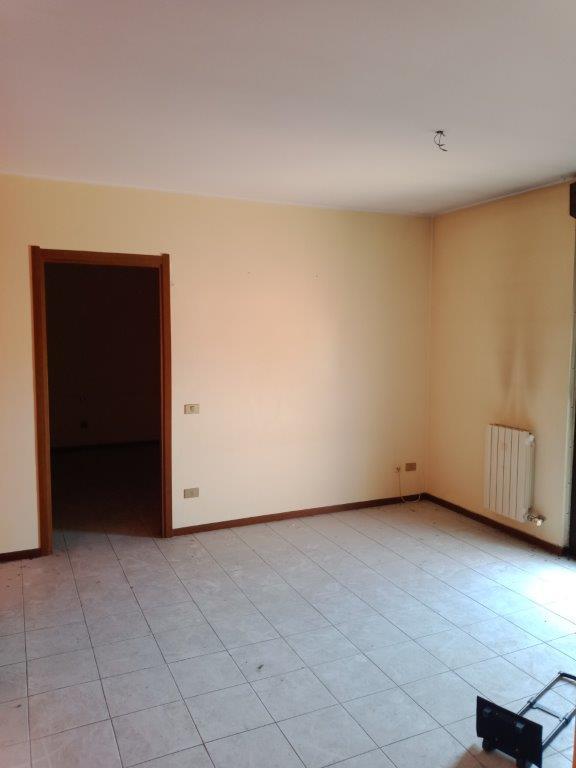 Appartamento composto da ingresso, soggiorno, cucina, camera, antibagno, bagno, balcone. Cantina n.58 piano interrato + Box auto piano S1 int. 58. Identificativi Catastali [N.C.E.U.] Unità Residenziale cat. A/3 n.58 foglio 55 part. 9877 sub 71, Unità secondaria cat. C/6 foglio 55 part. 9877 sub 483. Sup. mq catastali 56, mq catastali 12.