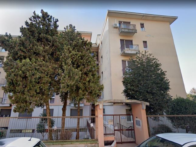 Appartamento con pavimenti nell'ingresso, nei corridoi e soggiorno in scaglie di marmo, in cucina e bagno in ceramica, nelle stanze da letto in linoleum. Serramenti in legno e tapparelle avvolgibili in pvc. Riscaldamento centralizzato. Cantina n. 3 + Box in via Flaminia 11 piano Terra int. 2. Identificativi Catastali [N.C.E.U.] Unità Residenziale cat. A/2 foglio 94 part. 93 sub 3, Unità secondaria cat. C/6 foglio 94 part. 118 sub 17. Sup. mq catastali 59, mq catastali 15.