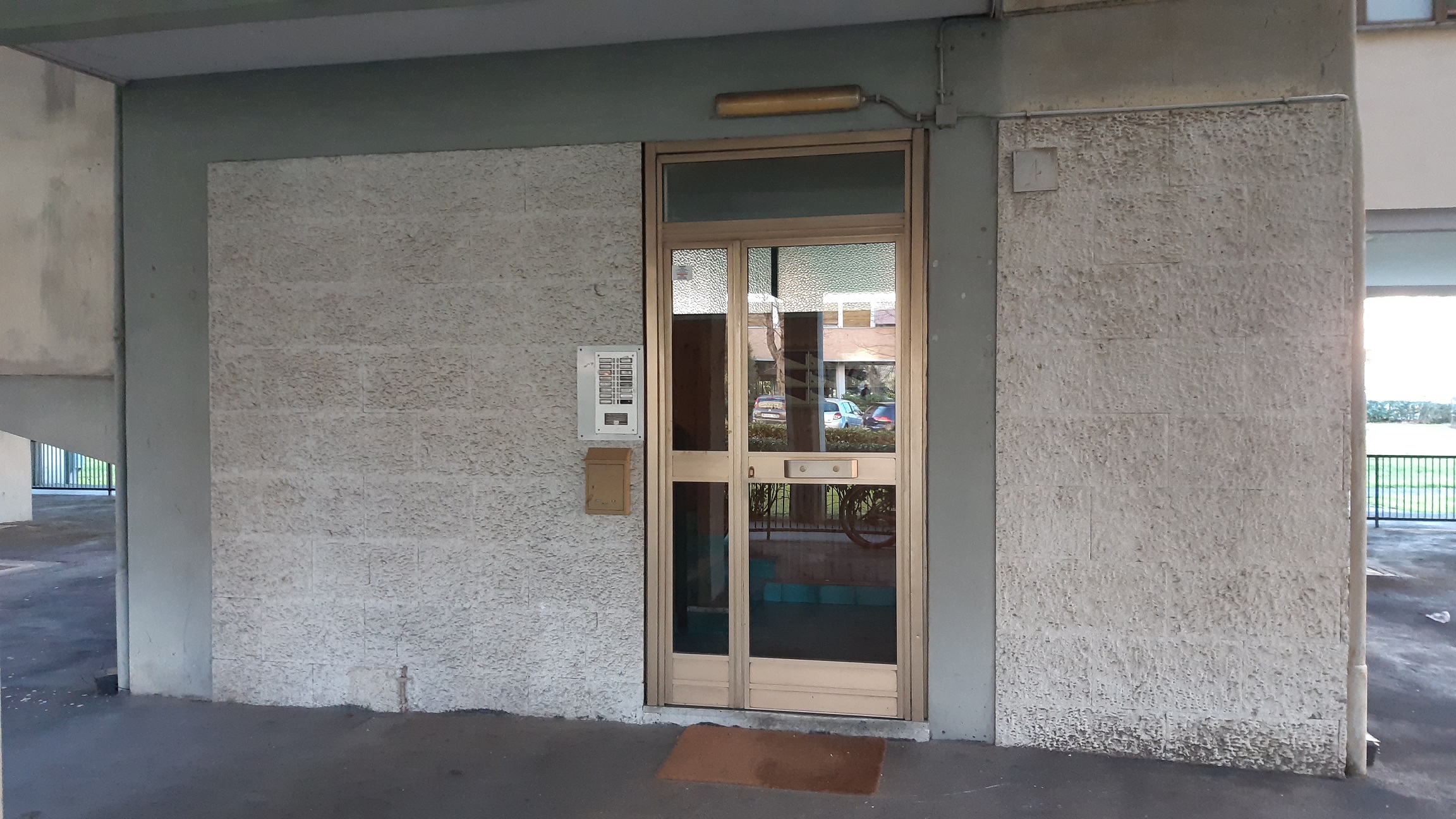 APPARTAMENTO INT.8 DI 4 VANI CON ASCENSORE. Dati catastali [N.C.E.U.]: cat. A/3, fg. 529, part. 242, sub. 531. Sup. catastale mq 57. Piena proprietà lotto libero