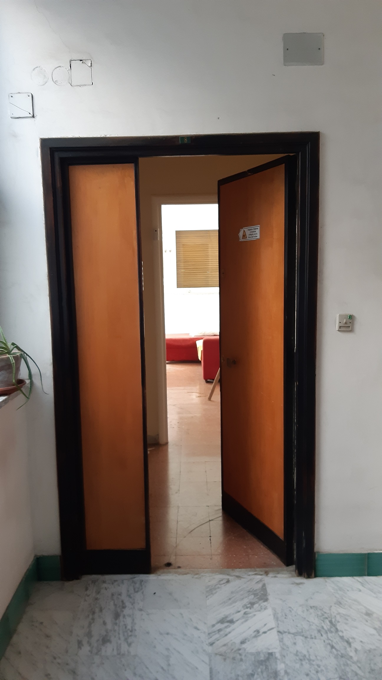 APPARTAMENTO INT.8 DI 4 VANI CON ASCENSORE. Dati catastali [N.C.E.U.]: cat. A/3, fg. 529, part. 242, sub. 531. Sup. catastale mq 57. Piena proprietà lotto libero