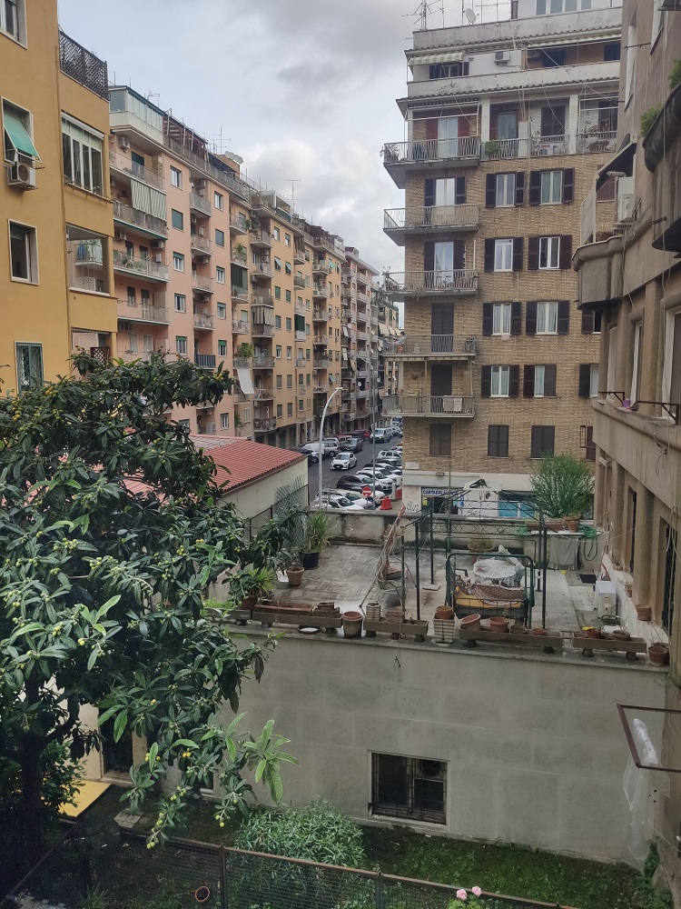 APPARTAMENTO INT.4 DI 3,5 VANI SENZA ASCENSORE. Dati catastali [N.C.E.U.]: cat. A/4, fg. 898, part. 119, sub. 7. Sup. catastale mq 70. Piena proprietà lotto libero