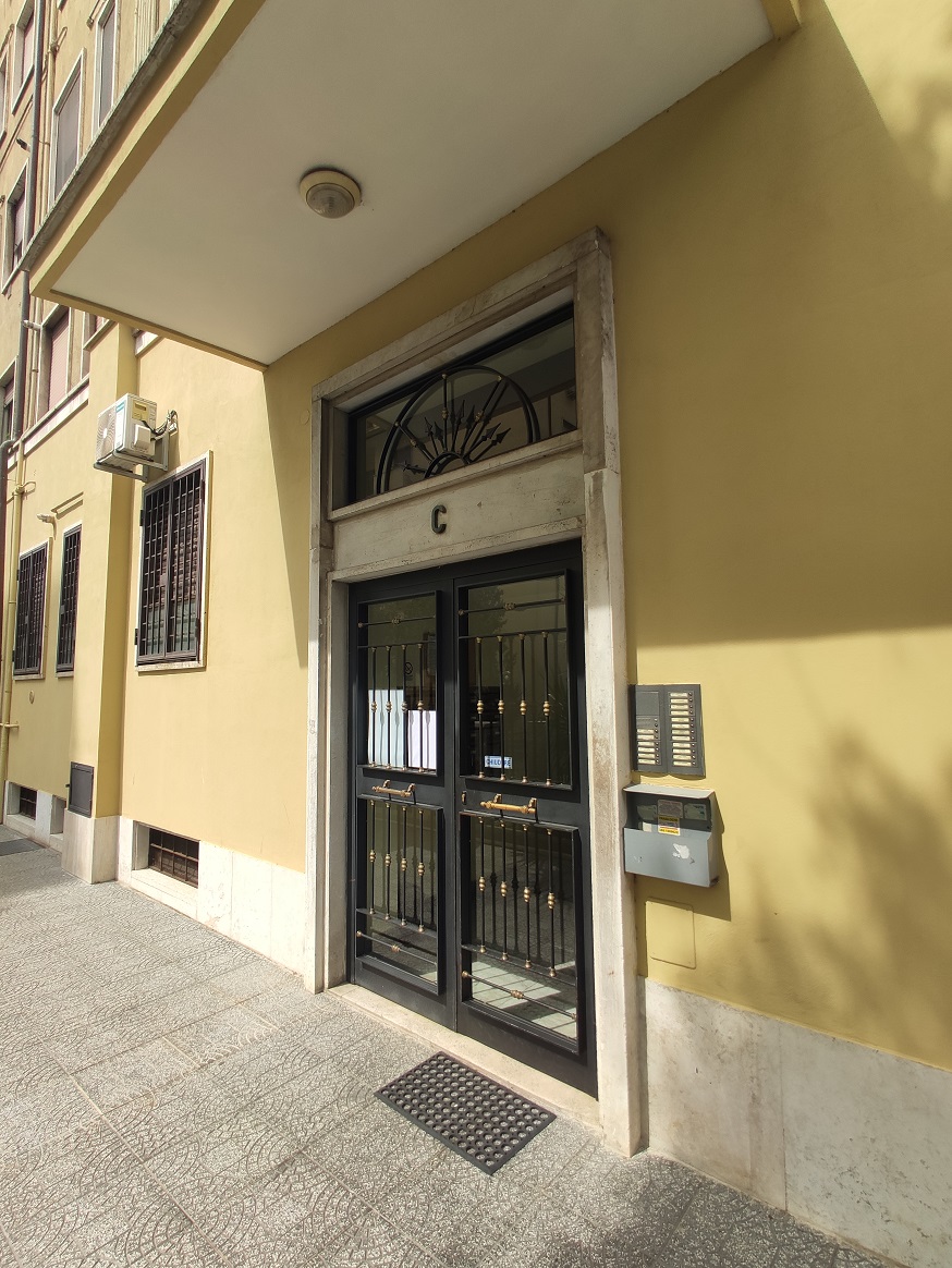 APPARTAMENTO INT.4 DI 5 VANI CON ASCENSORE + BALCONE, CANTINA. Dati catastali [N.C.E.U.]: cat. A/3, fg. 896, part. 343, sub. 40. Sup. catastale mq 91. Piena proprietà lotto libero