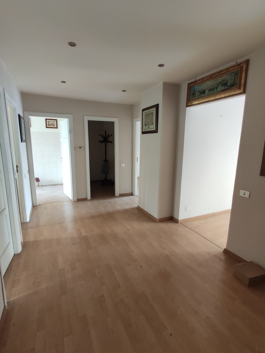 APPARTAMENTO INT.4 DI 5 VANI CON ASCENSORE + BALCONE, CANTINA. Dati catastali [N.C.E.U.]: cat. A/3, fg. 896, part. 343, sub. 40. Sup. catastale mq 91. Piena proprietà lotto libero