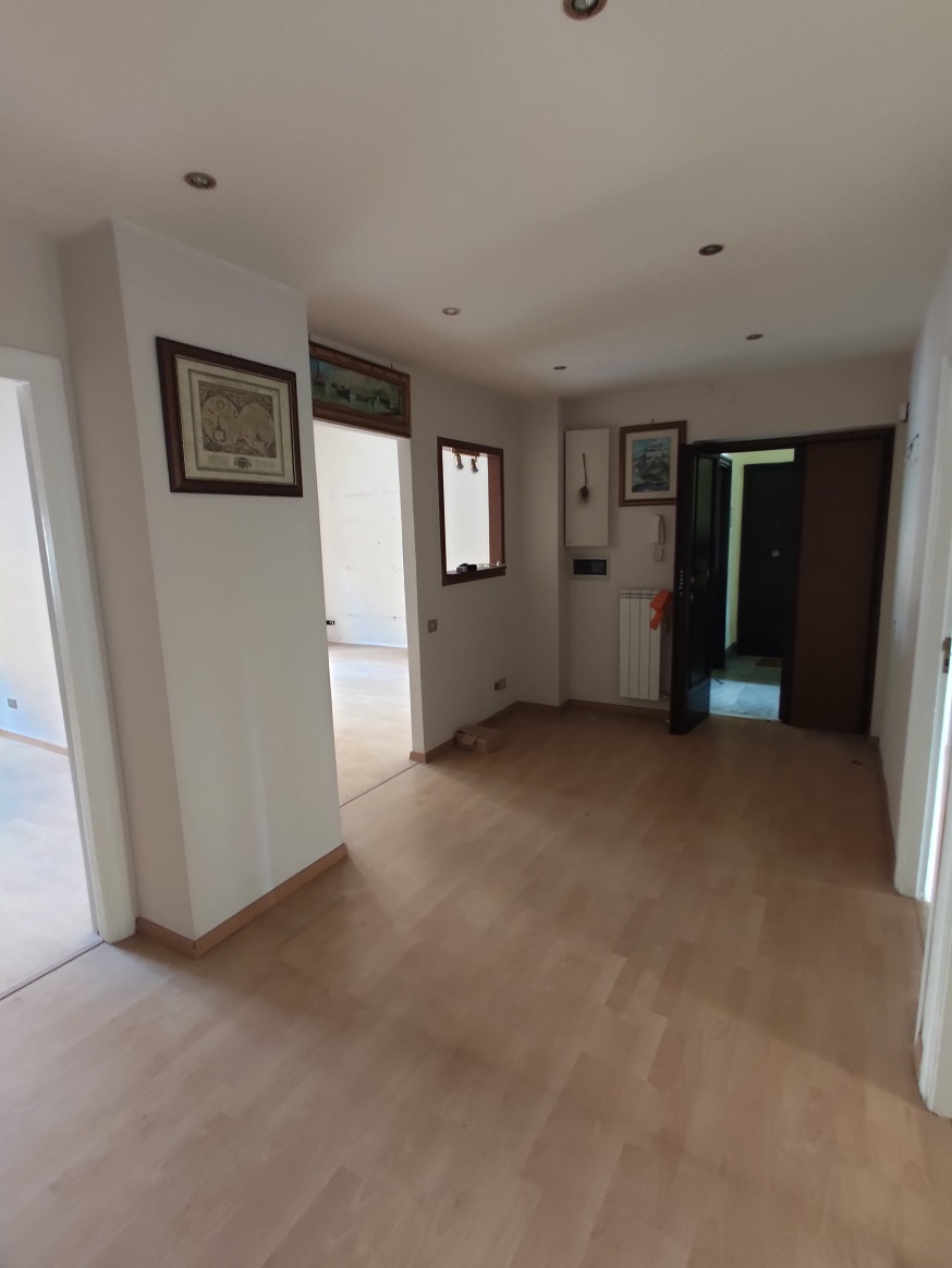 APPARTAMENTO INT.4 DI 5 VANI CON ASCENSORE + BALCONE, CANTINA. Dati catastali [N.C.E.U.]: cat. A/3, fg. 896, part. 343, sub. 40. Sup. catastale mq 91. Piena proprietà lotto libero