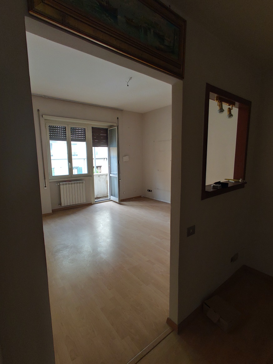 APPARTAMENTO INT.4 DI 5 VANI CON ASCENSORE + BALCONE, CANTINA. Dati catastali [N.C.E.U.]: cat. A/3, fg. 896, part. 343, sub. 40. Sup. catastale mq 91. Piena proprietà lotto libero