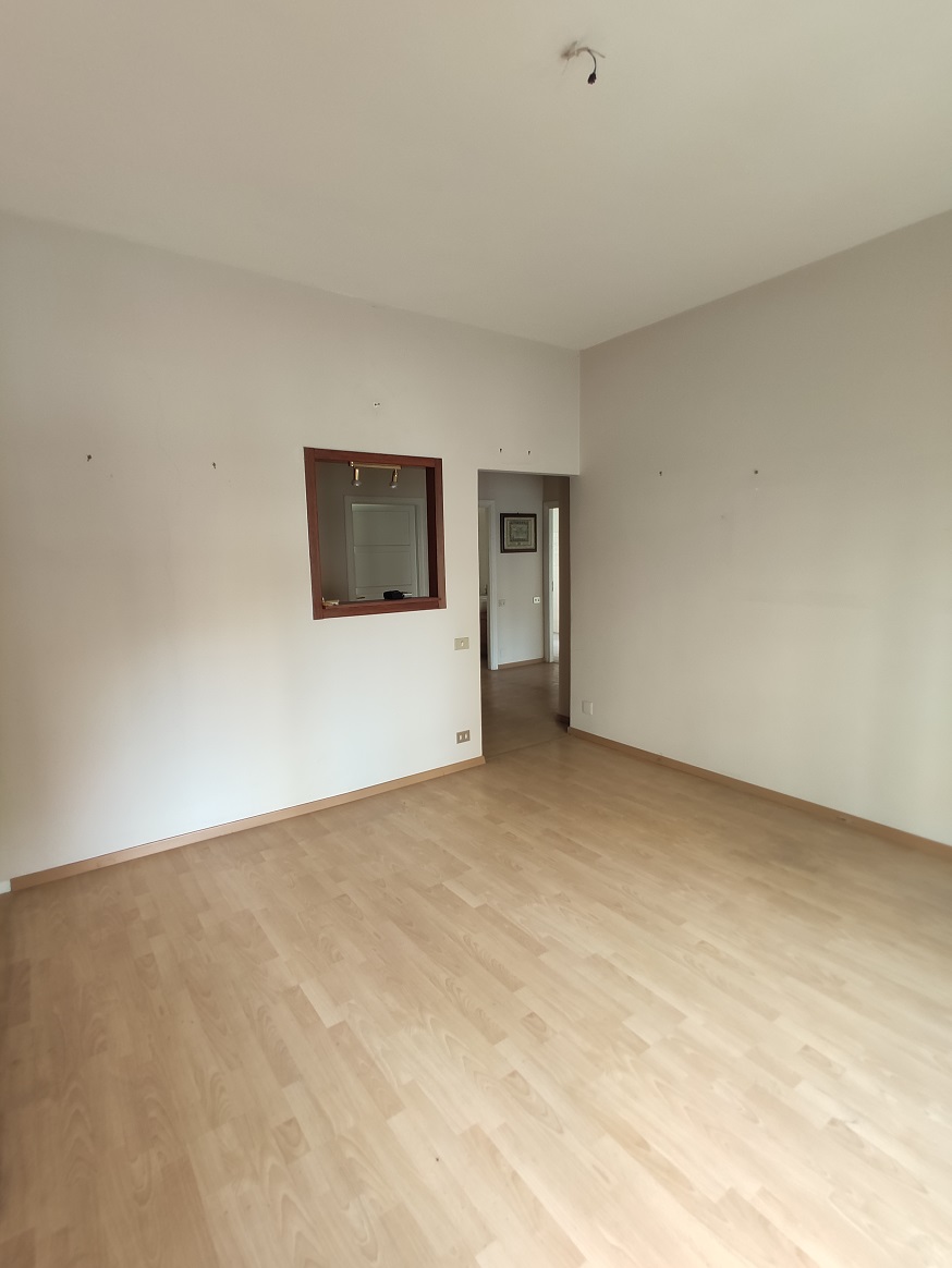 APPARTAMENTO INT.4 DI 5 VANI CON ASCENSORE + BALCONE, CANTINA. Dati catastali [N.C.E.U.]: cat. A/3, fg. 896, part. 343, sub. 40. Sup. catastale mq 91. Piena proprietà lotto libero